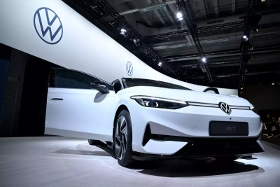 Η Volkswagen εγκαταλείπει το σχέδιο για EV - Εστιάζει σε υβριδικά και βενζινοκίνητα (Bloomberg)