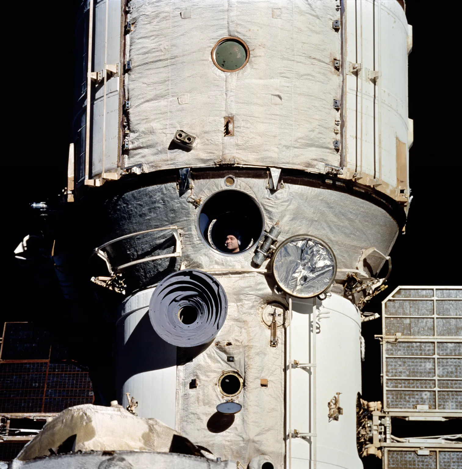 Cosmonaut_Polyakov_Watches_Discoverys_Rendezvous_With_Mir_-_GPN-2002-000078.jpg