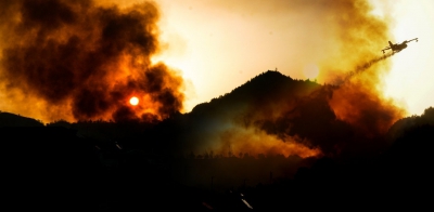 Δραματικό βράδυ: Η φωτιά πέρασε την Εθνική προς Αγιο Στέφανο - Δυναμώνει ο αέρας