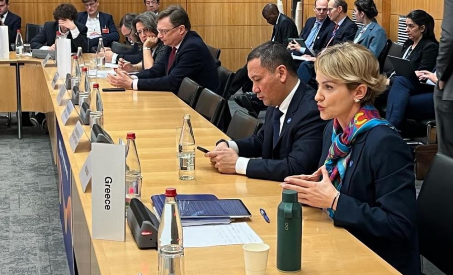 Σδούκου στο Παρίσι: Ο χρόνος αδειοδότησης των ΑΠΕ ελαχιστοποιείται