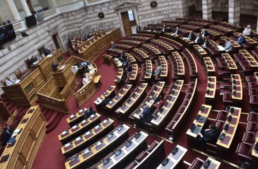 «Αγώνας δρόμου» και εντυπώσεων μεταξύ των κομμάτων της αντιπολίτευσης στον προϋπολογισμό