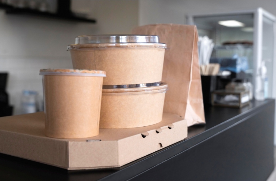 O πόλεμος στο Ιράν αναγκάζει τις εταιρίες να στραφούν σε οικολογικές συσκευασίες για να αποφύγουν το πλαστικό (Reuters)