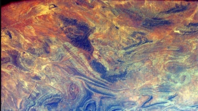 Με στόχο 200 TWh ετησίως: 20.000.000 ηλιακά πάνελ και 3.000 ανεμογεννήτριες καλύπτουν μια έρημο (Eco News)