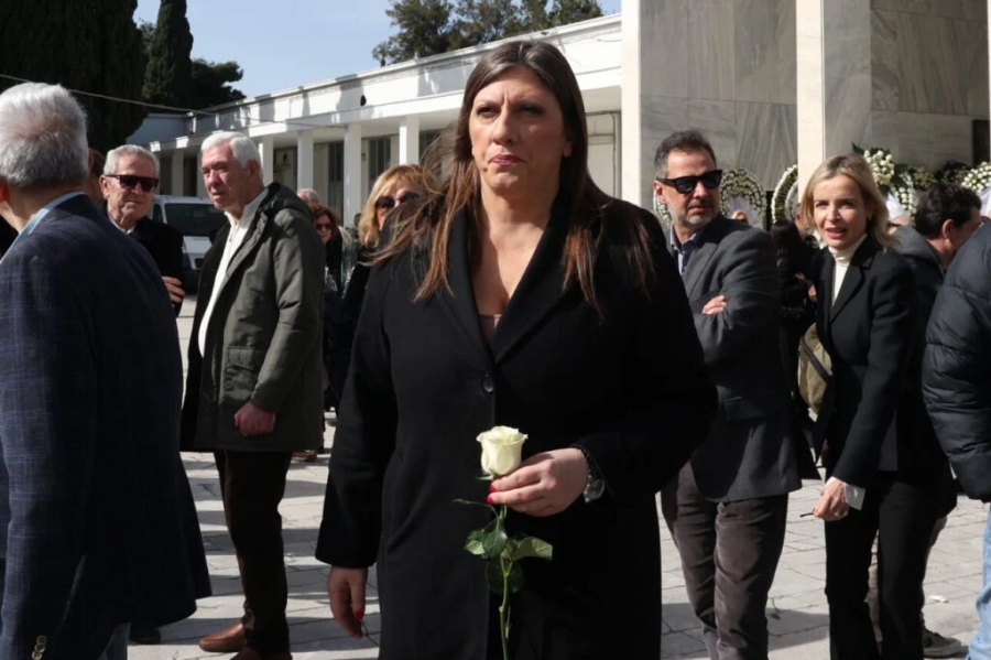 Στην κηδεία Παπαληγούρα η Ζωή