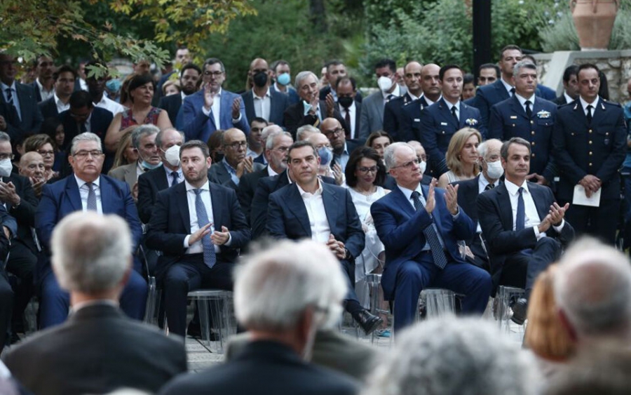 Με κρυφά χαρτιά στη μάχη των 30 ημερών τα κόμματα