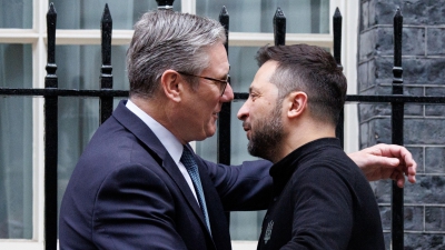 Starmer και Zelensky συναντήθηκαν στο Γερεβάν με φόντο μια νέα αμυντική συνέργασία