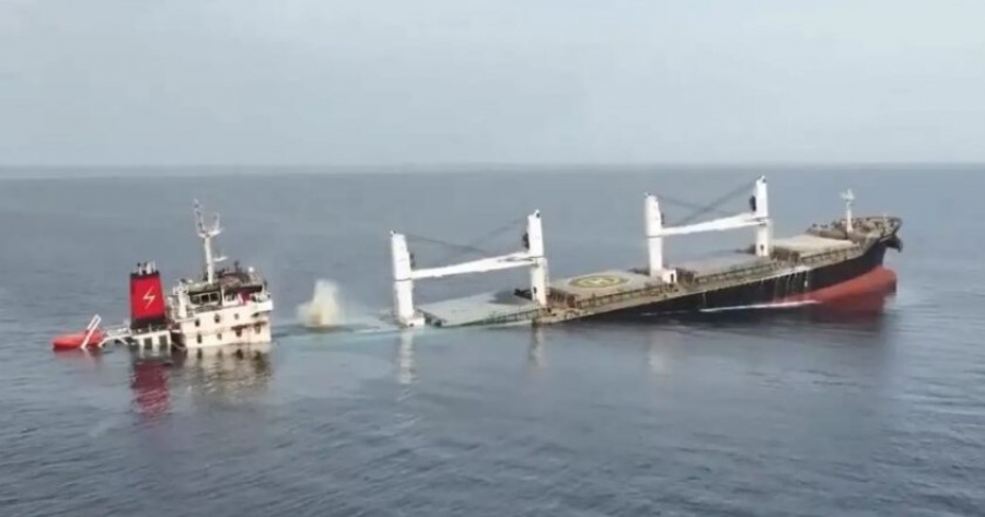 Σώθηκε ο Έλληνας φρουρός του ελληνόκτητου πλοίου που βυθίστηκε μετά από επίθεση των Χούθι