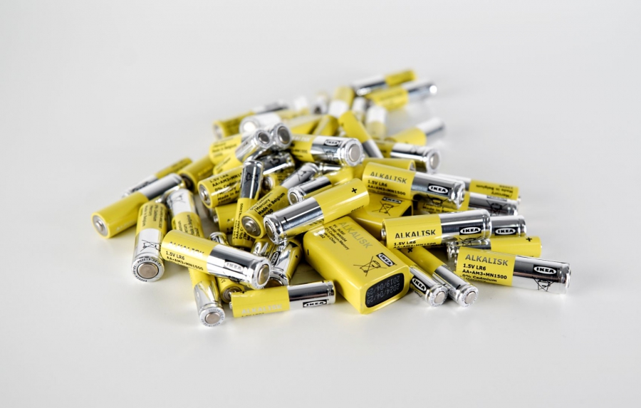 Η ΙΚΕΑ «αποχαιρετά» τις μη-επαναφορτιζόμενες μπαταρίες έως το 2021