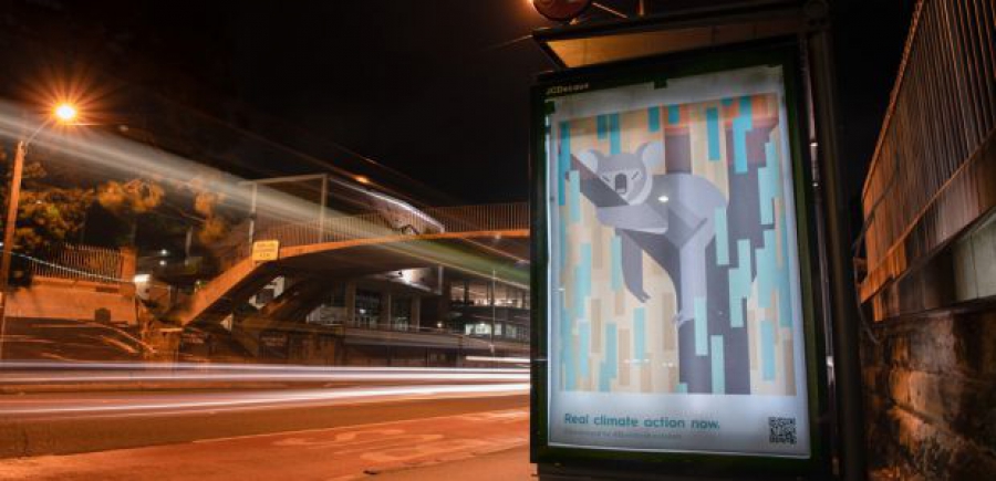 Αντικατέστησαν αφίσες σε δρόμους της Αυστραλίας με έργα για την κλιματική κρίση