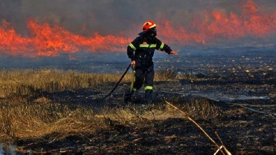 Πυρκαγιά μαίνεται σε απόσταση αναπνοής από χωριό στη Ζάκυνθο