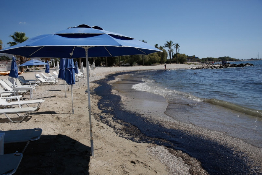 Ολοκληρώθηκε ο καθαρισμός των ακτών της Γλυφάδας από τη ρύπανση