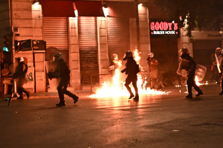 Επεισόδια στο Σύνταγμα: Κρoτίδες, μολότοφ και τεταμένο κλίμα πυροδοτεί η πορεία για τα Τέμπη