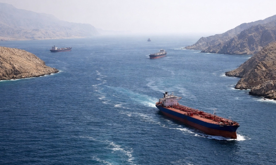 Εκτοξεύεται η τιμή του πετρελαίου καθώς η σύγκρουση με το Ιράν διαταράσσει τη ροή εφοδιασμού στη Μέση Ανατολή (Reuters)