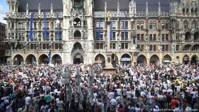 Συνεχίστηκαν οι διαδηλώσεις «αγανακτισμένων» κατά των περιοριστικών μέτρων του COVID -19 στην Γερμανία σύμφωνα με την DW