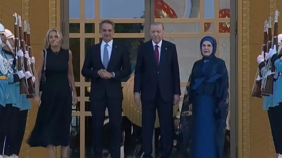 Θερμή χειραψία Erdogan - Μητσοτάκη στην Άγκυρα: Στο Λευκό Παλάτι το δείπνο των ηγετών του NATO