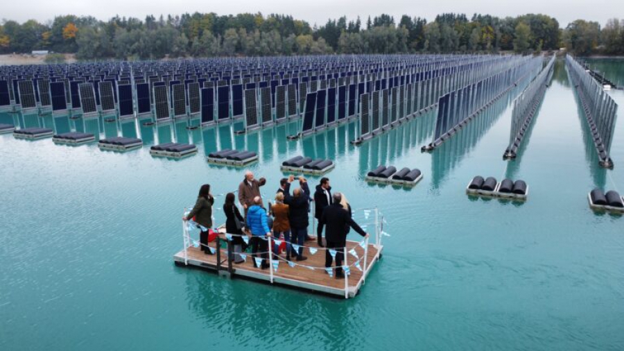 Γερμανία: Εγκαινιάζει το πρώτο κάθετο πλωτό φωτοβολταϊκό πάρκο στον κόσμο