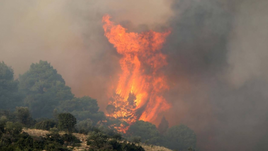 Μάχη με τις φλόγες σε Ακραίφνιο, Σπάτα και Θήβα - Σε γενική επιφυλακή η Πυροσβεστική
