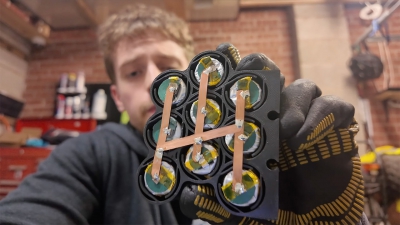 YouTuber δημιουργει τοίχο μπαταριών- Tροφοδοτεί όλο το σπίτι του με ανακυκλωσιμη ενέργεια (Interesting Engineering)