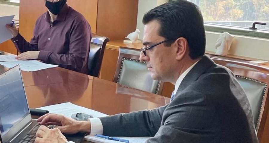 Tηλεσύσκεψη prive Σκρέκα με παράγοντες της αγοράς: Οι προτεραιότητες και οι αντιδράσεις