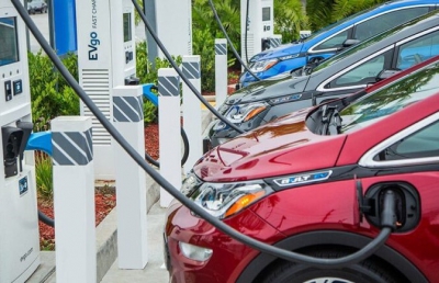 KPMG: Οι Αμερικάνοι προτιμούν τα βενζινοκίνητα αυτοκίνητα από τα EV
