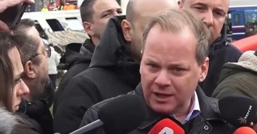 Πυκνώνουν οι κριτικές φωνές από την αντιπολίτευση για την κάθοδο Καραμανλή στις εκλογές