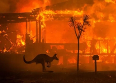 Δυο πληγές «ματώνουν» την Αυστραλία: Δασικές πυρκαγιές στα δυτικά, πλημμύρες στα ανατολικά