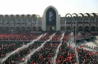 Ιράν: Η κηδεία του Khamenei μετατράπεται σε αντι-αμερικανική διαδήλωση