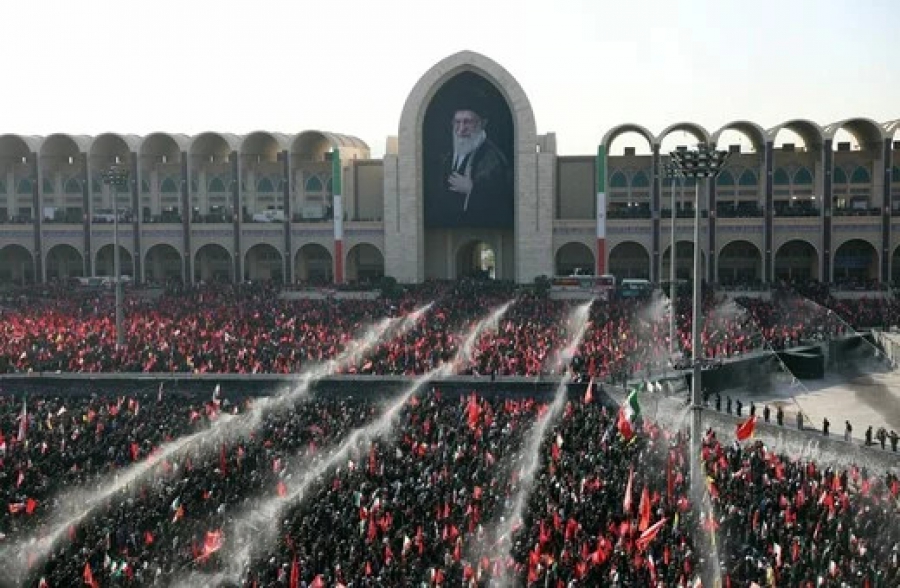 Ιράν: Η κηδεία του Khamenei μετατράπεται σε αντι-αμερικανική διαδήλωση