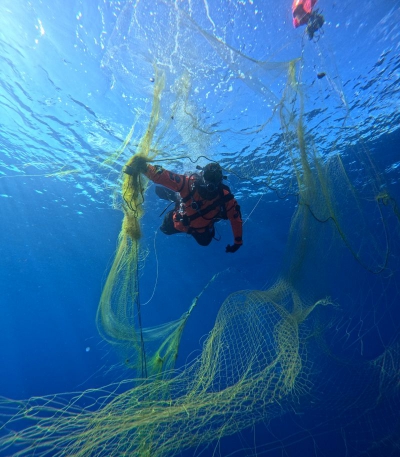 Έλληνες δύτες ανασύρουν δίχτυα-φαντάσματα που καταστρέφουν τη θαλάσσια ζωή (Reuters)