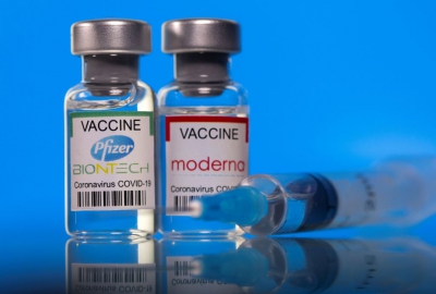 Αισιόδοξα νέα για τα εμβόλια των Pfizer και Moderna