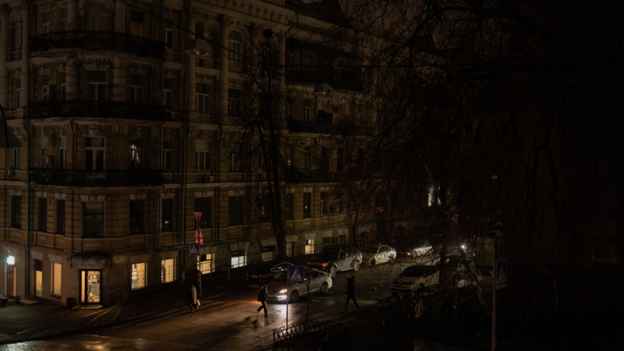 Στο σκοτάδι το μισό Κίεβο μετά τις ρωσικές επιθέσεις στο ενεργειακό σύστημα