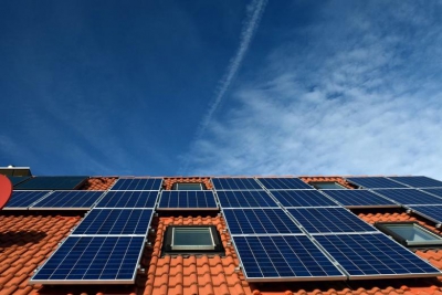 Οι μπαταρίες μπορούν να εξασφαλίσουν μεγαλύτερη επάρκεια στα σπίτια που διαθέτουν φωτοβολταϊκά (Renew)