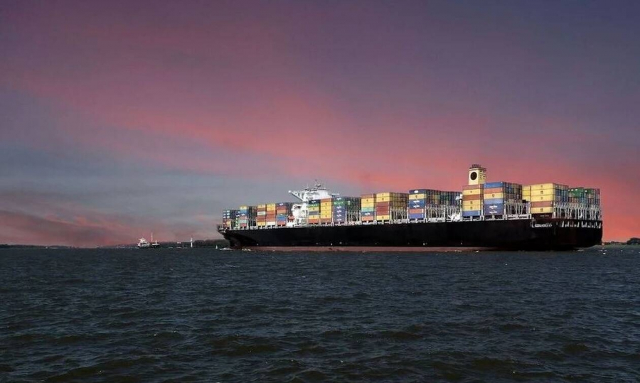 Χτυπήθηκε από βλήμα φορτηγό πλοίο στα ανοιχτά των ΗΑΕ κοντά στα Στενά του Ορμούζ