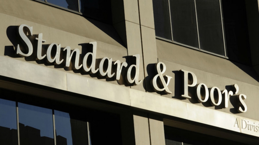 S&P: Η Ελλάδα ανακτά την επενδυτική βαθμίδα