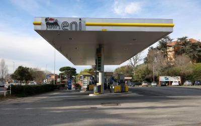 Η ιταλική Eni εξετάζει το ενδεχόμενο επιστροφής στο trading πετρελαίου και φυσικού αερίου (Reuters)