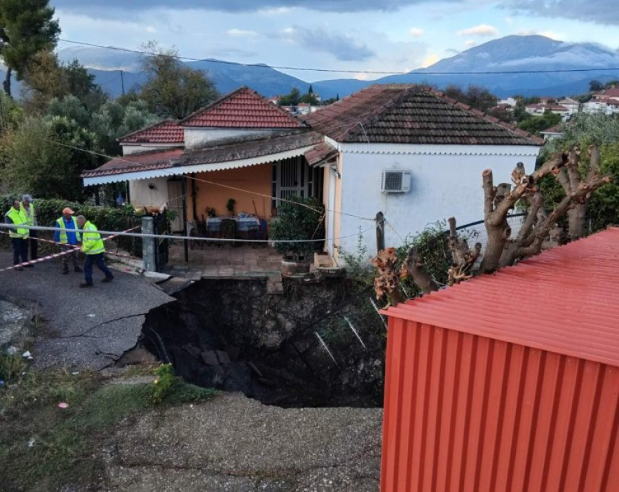 Αγρίνιο: Κρατήρας άνοιξε ανάμεσα στα σπίτια