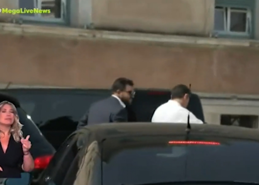 Η backdoor είσοδος του Τσίπρα στην Βουλή - Βίντεο