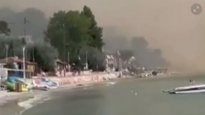 Φωτιά στη Χαλκιδική: Οι φλόγες έφτασαν στα σπίτια - Μαζικός απεγκλωβισμός από τη θάλασσα στη Σίβηρη