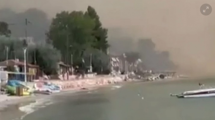 Φωτιά στη Χαλκιδική: Οι φλόγες έφτασαν στα σπίτια - Μαζικός απεγκλωβισμός από τη θάλασσα στη Σίβηρη
