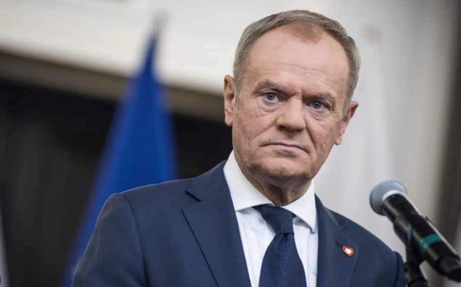 Πολωνία: O Tusk επαναφέρει τον φόρο υπερκερδών στις πετρελαϊκές για να μειώσει τις τιμές των καυσίμων