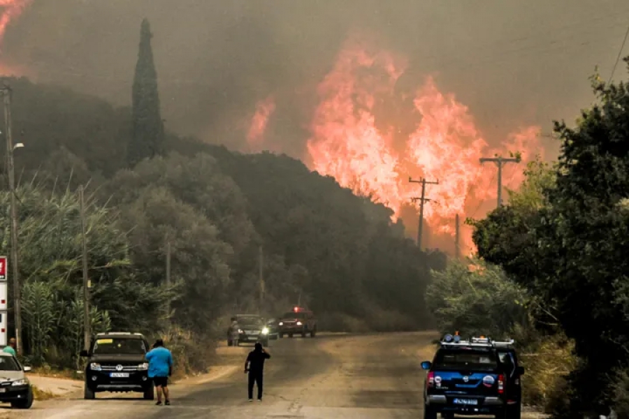 Καίει χωρίς έλεος η φωτιά στην Αχαΐα