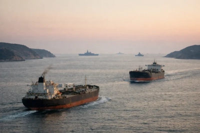 FT: Τα ΗΑΕ πιέζουν για συμφωνία που θα ανοίξει το Στενό του Ορμούζ