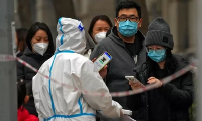Σαρώνει την Κίνα ο Covid - Τρέχουν για επαρκή στελέχωση στα νοσοκομεία