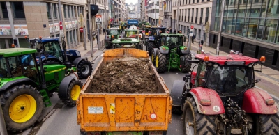 Οι αγρότες πολιορκούν τις Βρυξέλλες - Μάχες σώμα με σώμα με την Αστυνομία