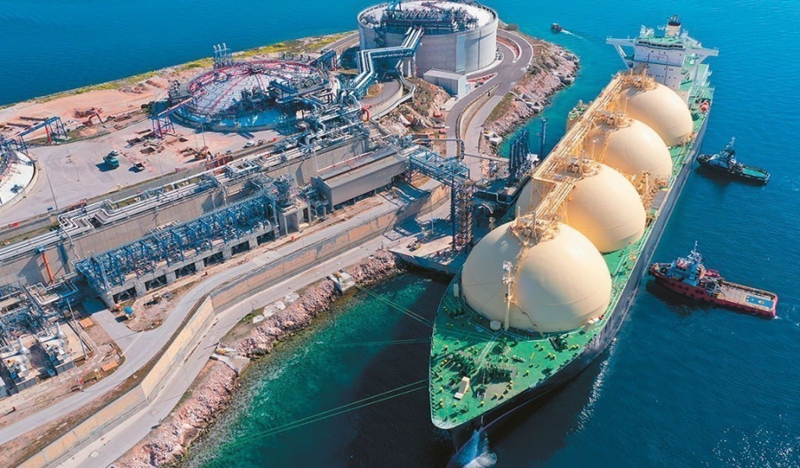Πακιστάν: Αποφεύγει τις άμεσες αγορές LNG και ποντάρει σε μια χαλάρωση στα Στενά του Ορμούζ