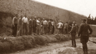 Μενδώνη: Αυθεντικές οι φωτογραφίες των εκτελεσμένων της Καισαριανής - Προσύμφωνο για να τις αγοράσει το ΥΠΠΟ