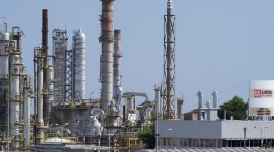 Η Ιταλία προχωρεί στην εθνικοποίηση του διυλιστηρίου της Lukoil