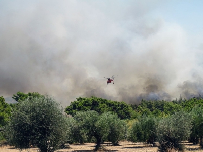 Πυρκαγιές: Αισιόδοξη η εικόνα στα Δερβενοχώρια, σε ύφεση στο Λουτράκι