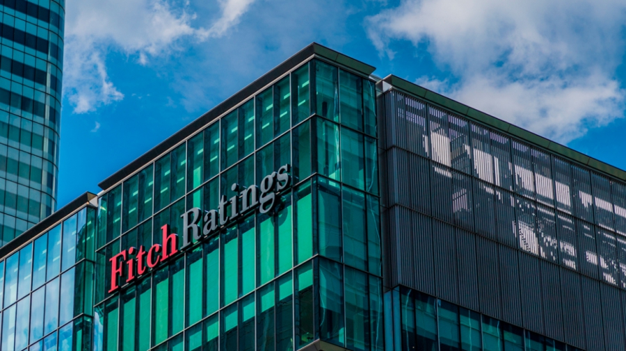 Fitch: Αναβάθμιση του ελληνικού αξιόχρεου κατά μία βαθμίδα, σε ΒΒΒ από ΒΒΒ- με θετική προοπτική