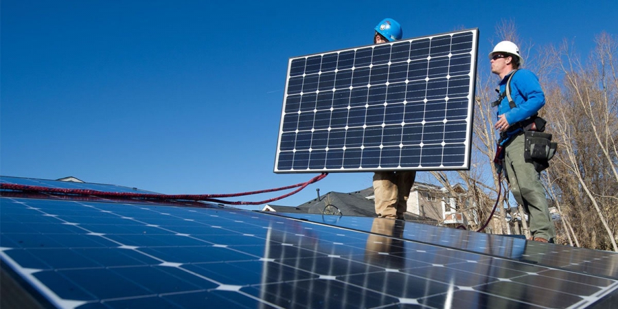 Η ηλιακή βιομηχανία επιταχύνει τη μετάβαση από το ασήμι καθώς το κόστος αυξάνεται (Reuters)